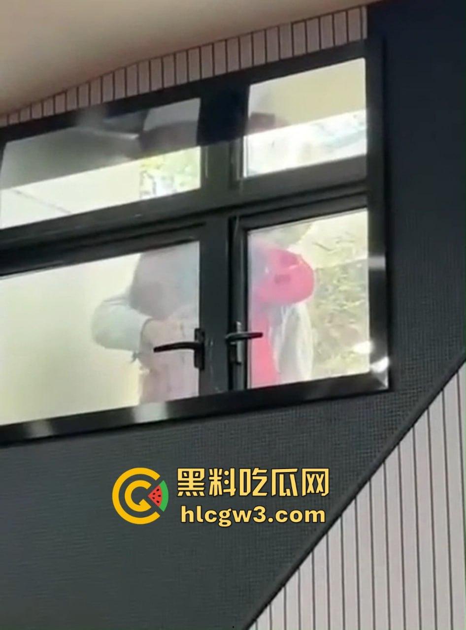 青岛海洋大学的骚情侣课堂窗外直接开搞 窗边扣逼声啪啪响 老师讲课被迫加背景音 海洋大学不愧是浪之巅！  第6张