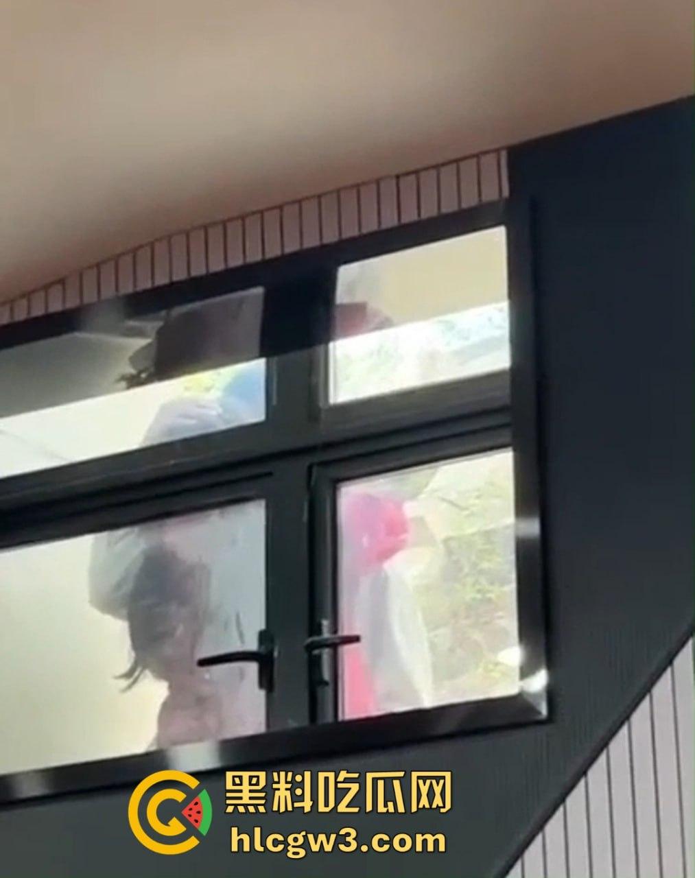 青岛海洋大学的骚情侣课堂窗外直接开搞 窗边扣逼声啪啪响 老师讲课被迫加背景音 海洋大学不愧是浪之巅！  第9张