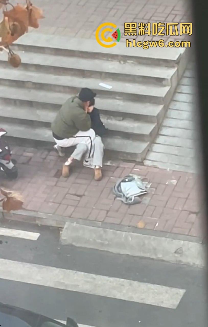 山东中医奇葩渣男强吻求原谅！食堂门口强行按倒前女友，出轨三次还演偶像剧，妙蛙种子式趴地操作辣眼睛！  第7张