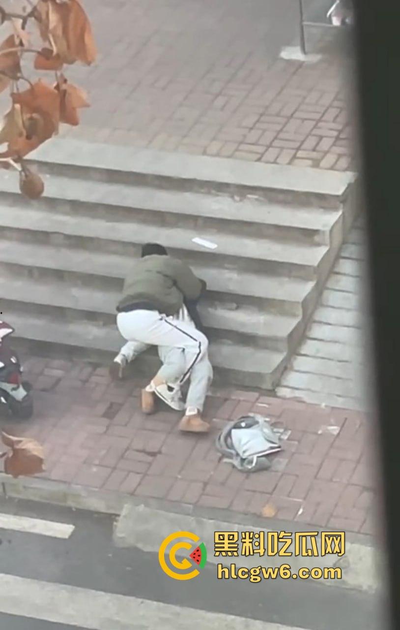 山东中医奇葩渣男强吻求原谅！食堂门口强行按倒前女友，出轨三次还演偶像剧，妙蛙种子式趴地操作辣眼睛！  第8张