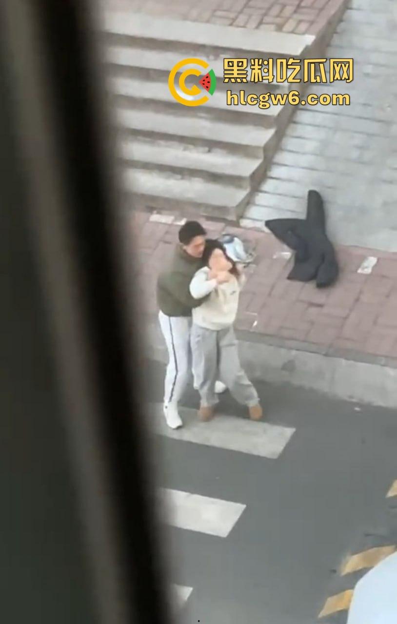 山东中医奇葩渣男强吻求原谅！食堂门口强行按倒前女友，出轨三次还演偶像剧，妙蛙种子式趴地操作辣眼睛！  第9张