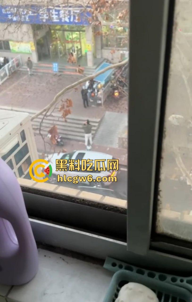 山东中医奇葩渣男强吻求原谅！食堂门口强行按倒前女友，出轨三次还演偶像剧，妙蛙种子式趴地操作辣眼睛！  第10张