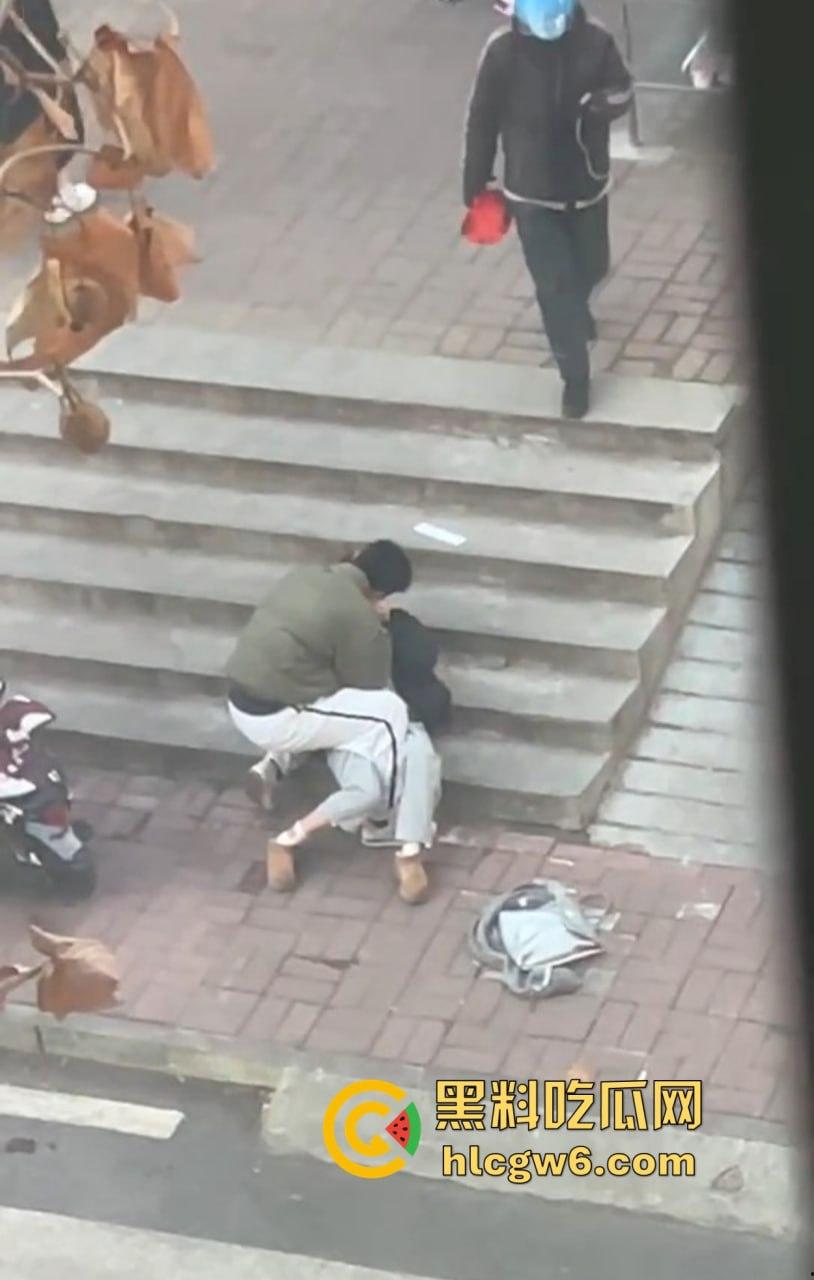 山东中医奇葩渣男强吻求原谅！食堂门口强行按倒前女友，出轨三次还演偶像剧，妙蛙种子式趴地操作辣眼睛！  第11张