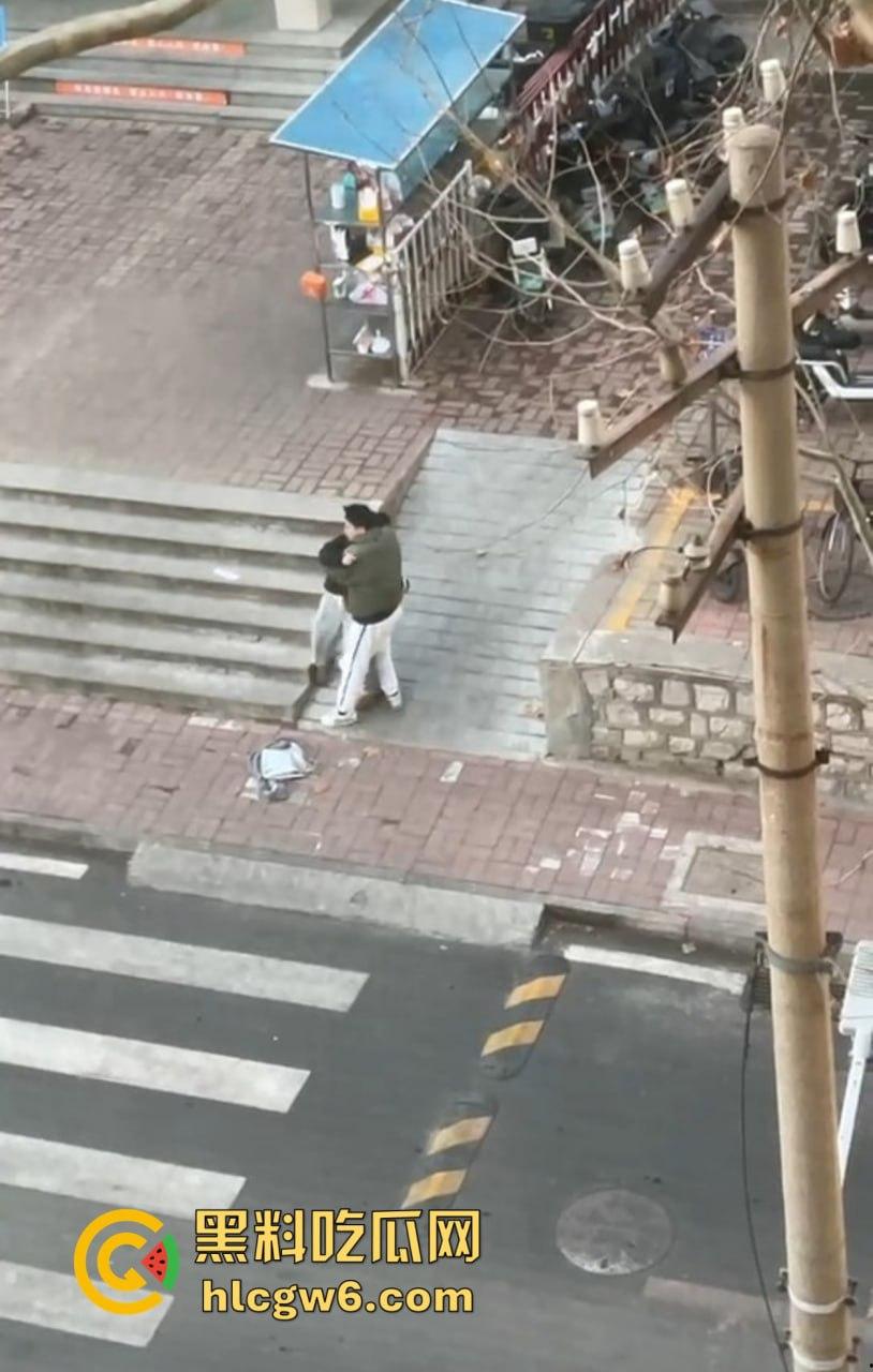 山东中医奇葩渣男强吻求原谅！食堂门口强行按倒前女友，出轨三次还演偶像剧，妙蛙种子式趴地操作辣眼睛！  第12张