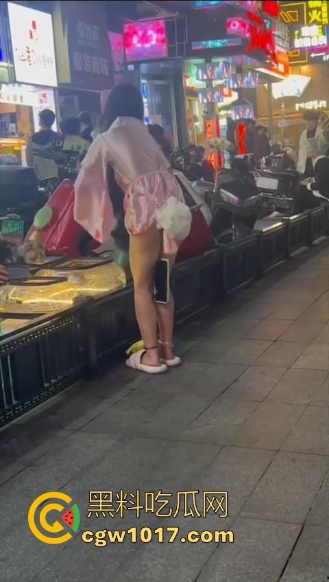 街头偶遇骚逼母狗执行主人的户外任务！齐逼短裙配透明小尾巴内裤，街头大胆露出，小骚逼玩刺激的是吧！  第2张