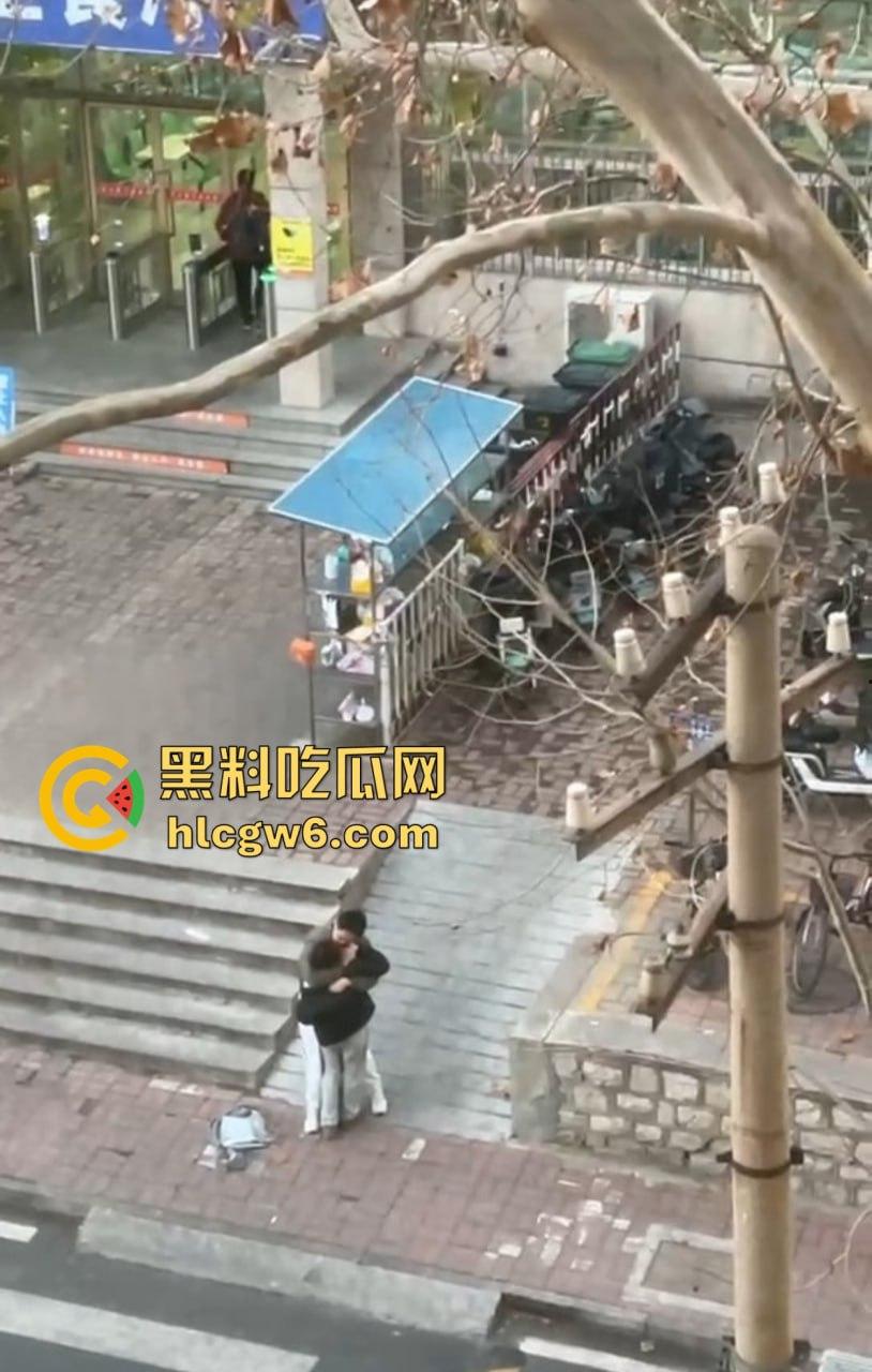 山东中医奇葩渣男强吻求原谅！食堂门口强行按倒前女友，出轨三次还演偶像剧，妙蛙种子式趴地操作辣眼睛！  第13张