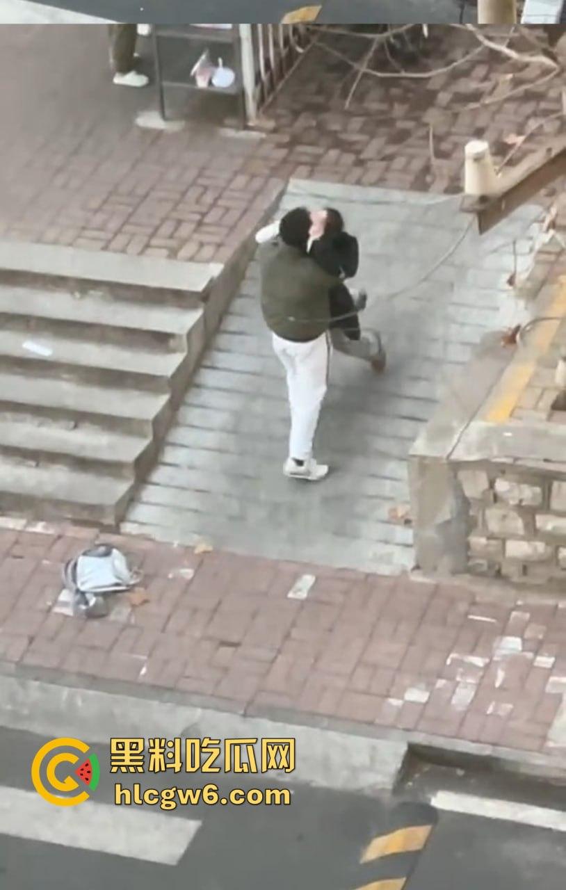 山东中医奇葩渣男强吻求原谅！食堂门口强行按倒前女友，出轨三次还演偶像剧，妙蛙种子式趴地操作辣眼睛！  第14张