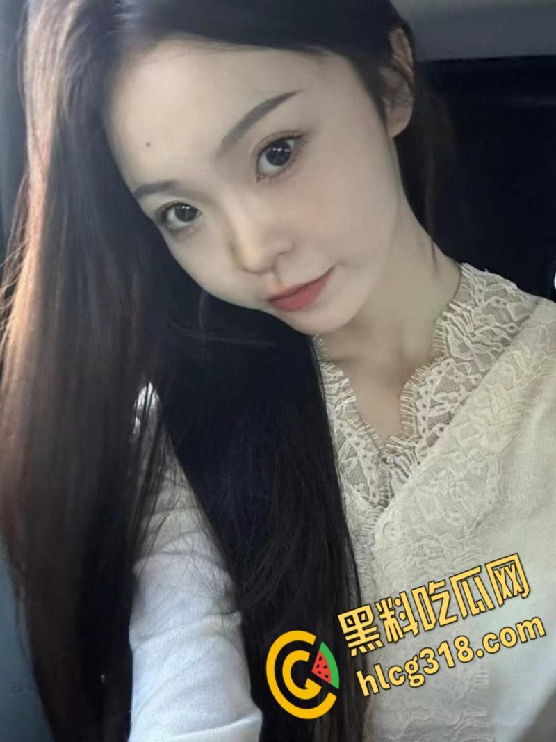 上海反差幼师【刘雨菲】，白天教娃晚上变骚母狗，红底黑丝高跟后入，镜子前大长腿后入性感，谁看了不腿软  ! 第1张