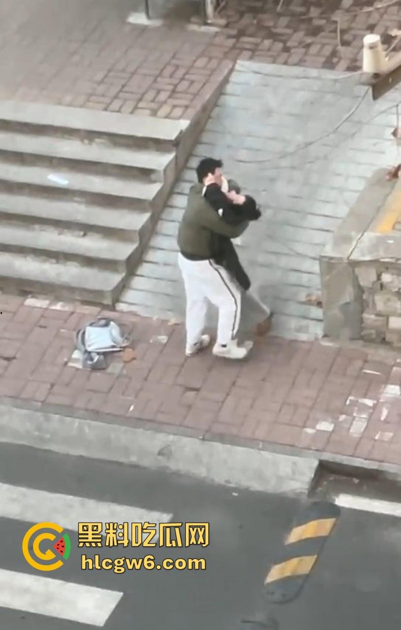 山东中医奇葩渣男强吻求原谅！食堂门口强行按倒前女友，出轨三次还演偶像剧，妙蛙种子式趴地操作辣眼睛！  第15张