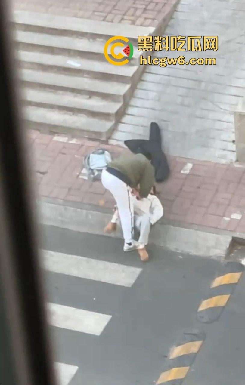 山东中医奇葩渣男强吻求原谅！食堂门口强行按倒前女友，出轨三次还演偶像剧，妙蛙种子式趴地操作辣眼睛！  第16张