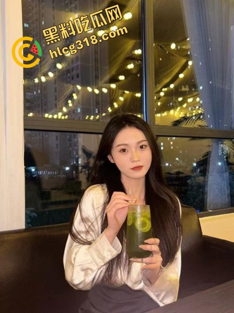 上海反差幼师【刘雨菲】，白天教娃晚上变骚母狗，红底黑丝高跟后入，镜子前大长腿后入性感，谁看了不腿软  ! 第3张