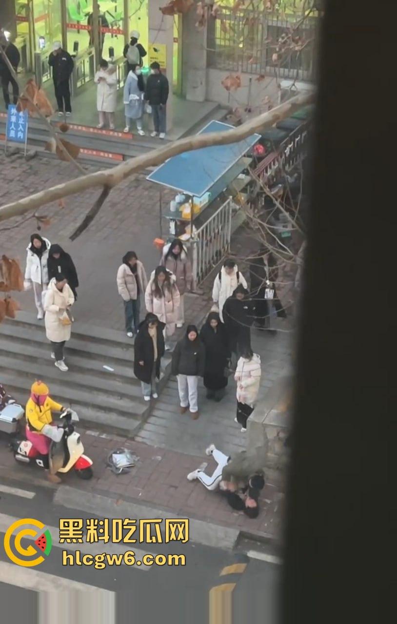 山东中医奇葩渣男强吻求原谅！食堂门口强行按倒前女友，出轨三次还演偶像剧，妙蛙种子式趴地操作辣眼睛！  第17张