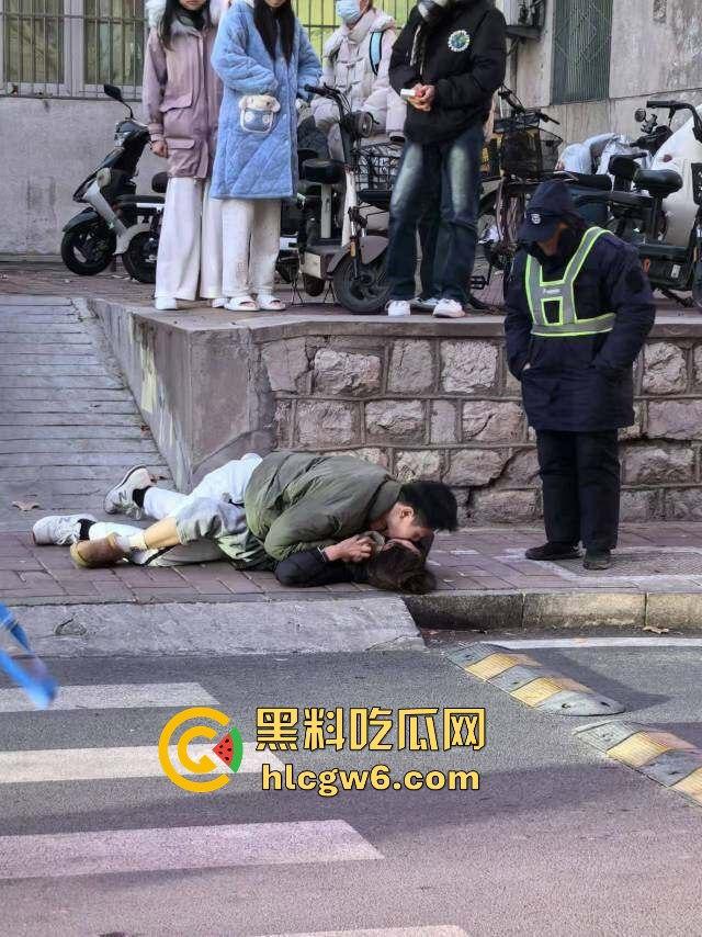 山东中医奇葩渣男强吻求原谅！食堂门口强行按倒前女友，出轨三次还演偶像剧，妙蛙种子式趴地操作辣眼睛！  第18张