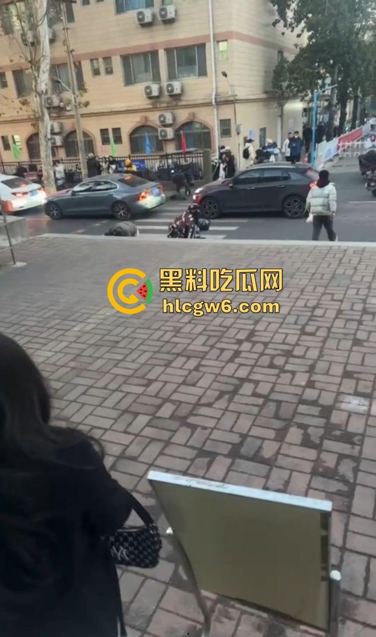 山东中医奇葩渣男强吻求原谅！食堂门口强行按倒前女友，出轨三次还演偶像剧，妙蛙种子式趴地操作辣眼睛！  第19张