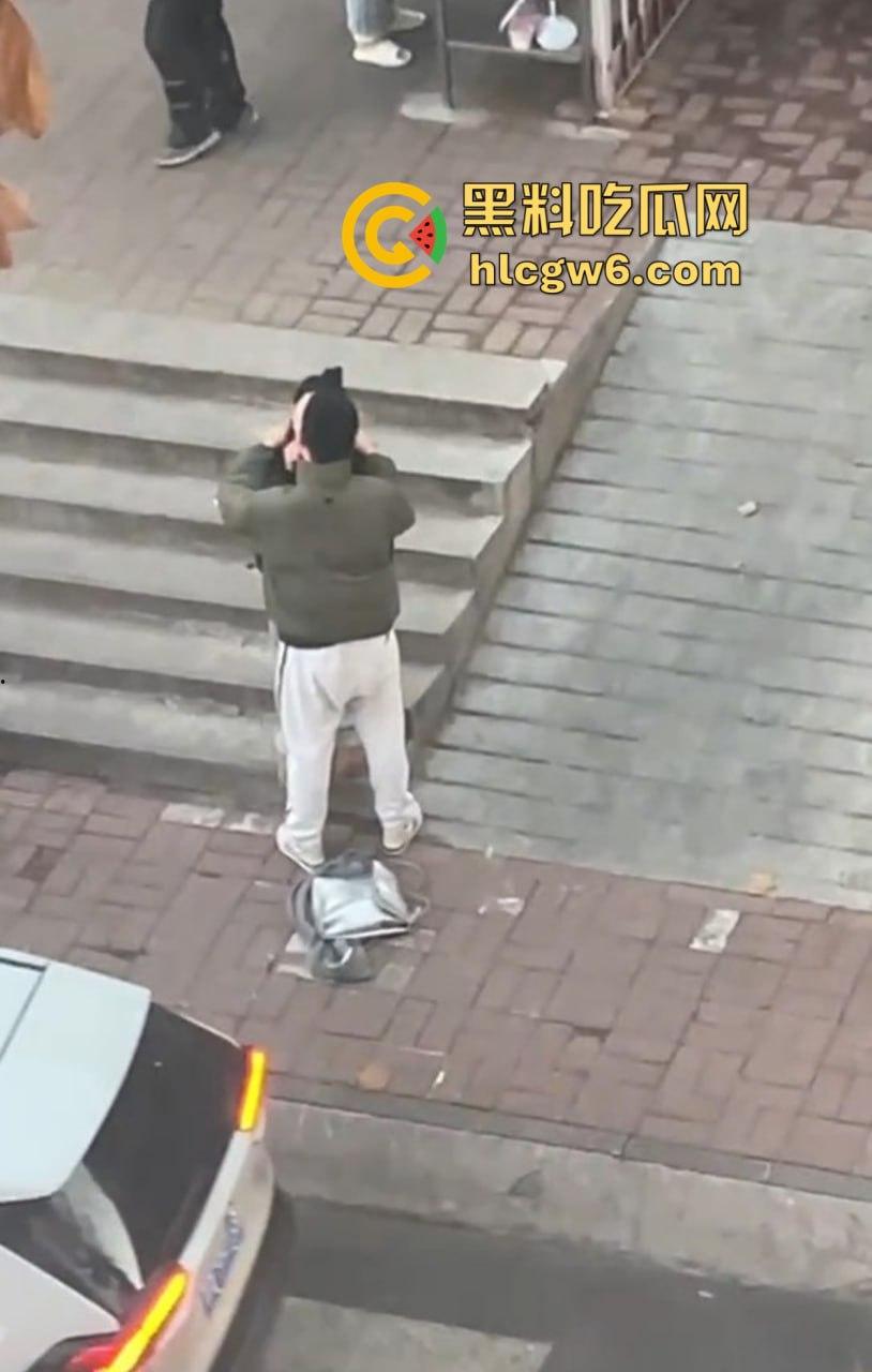 山东中医奇葩渣男强吻求原谅！食堂门口强行按倒前女友，出轨三次还演偶像剧，妙蛙种子式趴地操作辣眼睛！  第20张