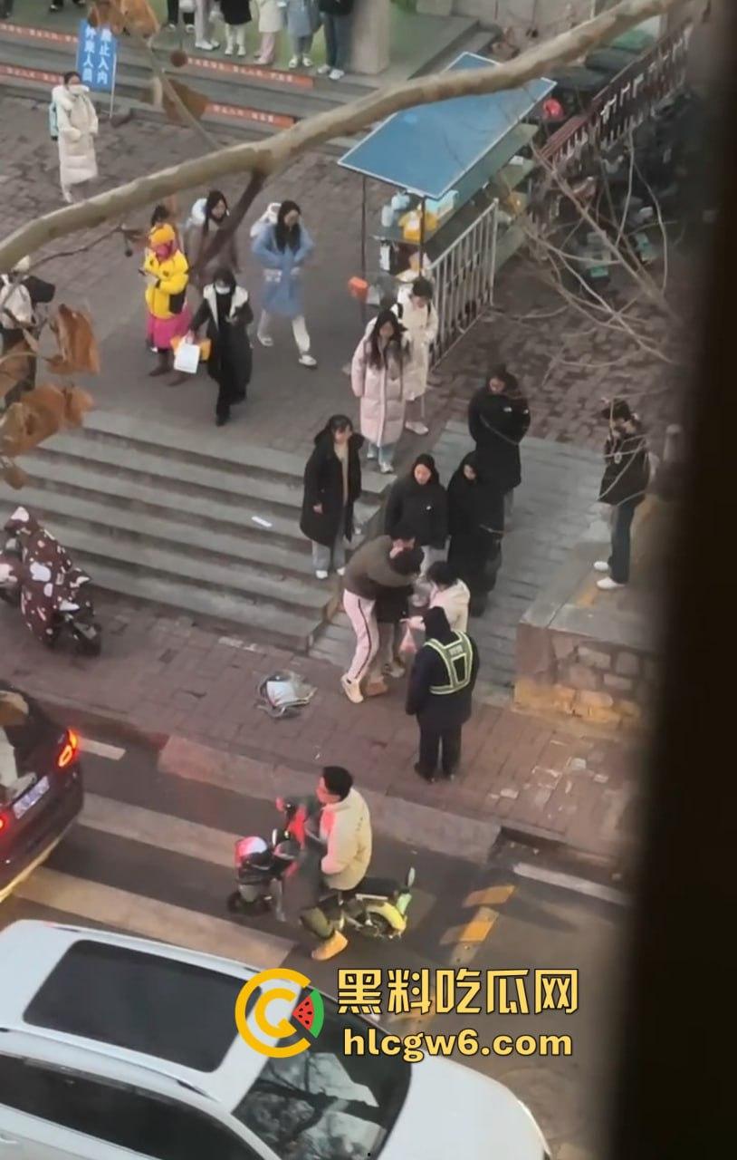 山东中医奇葩渣男强吻求原谅！食堂门口强行按倒前女友，出轨三次还演偶像剧，妙蛙种子式趴地操作辣眼睛！  第22张