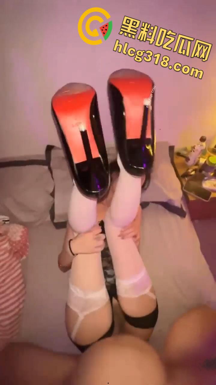 上海反差幼师【刘雨菲】，白天教娃晚上变骚母狗，红底黑丝高跟后入，镜子前大长腿后入性感，谁看了不腿软  ! 第7张