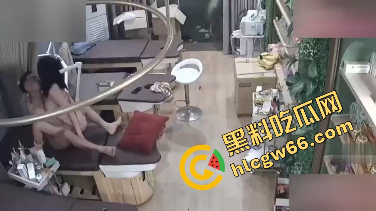 美容店老板娘下班关店偷情,精壮情夫在按摩床上暴干半小时,奶子晃飞骚水淌地、床都快操散架了! 第6张 美容店老板娘下班关店偷情,精壮情夫在按摩床上暴干半小时,奶子晃飞骚水淌地、床都快操散架了! 第6张
