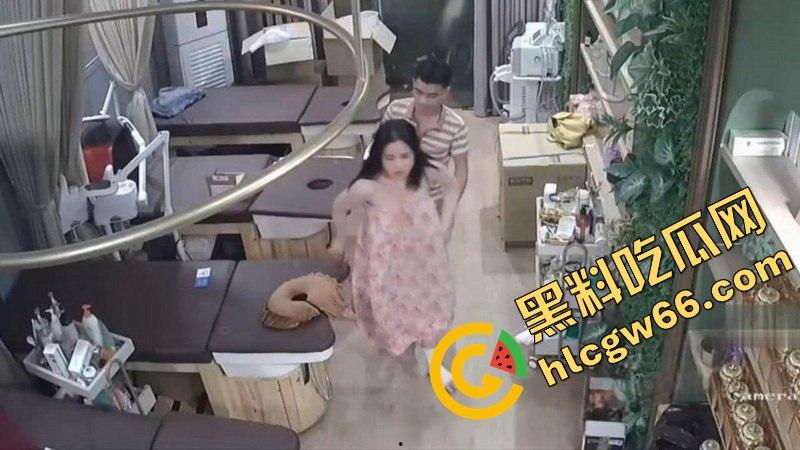 美容店老板娘下班关店偷情,精壮情夫在按摩床上暴干半小时,奶子晃飞骚水淌地、床都快操散架了! 第11张 美容店老板娘下班关店偷情,精壮情夫在按摩床上暴干半小时,奶子晃飞骚水淌地、床都快操散架了! 第11张