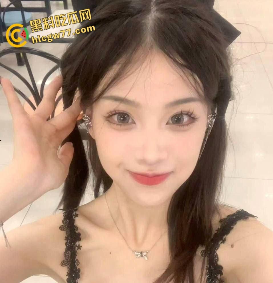 真实情侣酒店偷拍，要求女友穿上黑白双袜情趣短裙才操逼，花样挺多呀  第1张