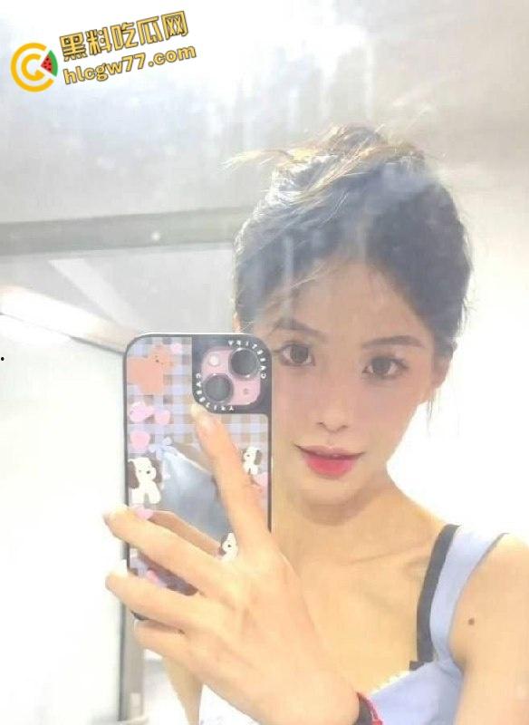 真实情侣酒店偷拍，要求女友穿上黑白双袜情趣短裙才操逼，花样挺多呀  第2张