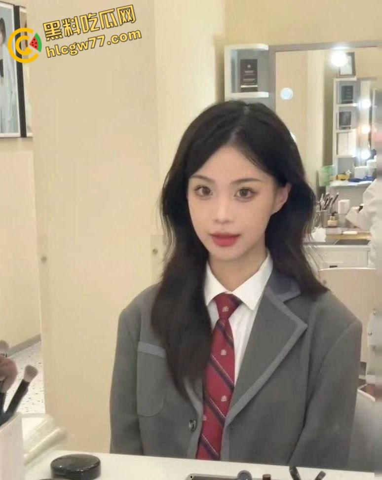 真实情侣酒店偷拍，要求女友穿上黑白双袜情趣短裙才操逼，花样挺多呀  第3张