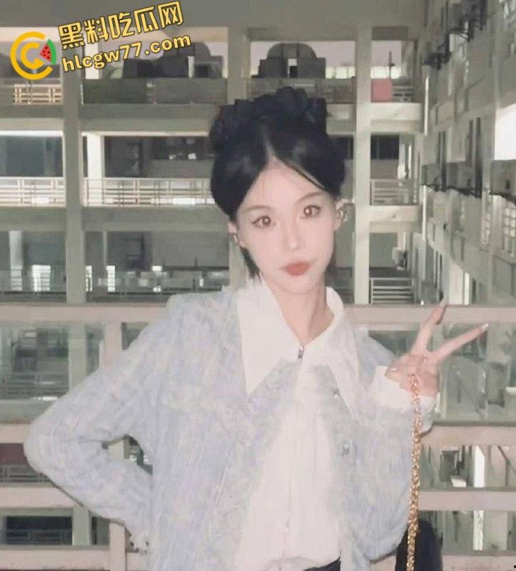 真实情侣酒店偷拍，要求女友穿上黑白双袜情趣短裙才操逼，花样挺多呀  第4张