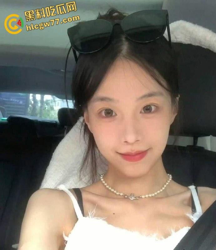 真实情侣酒店偷拍，要求女友穿上黑白双袜情趣短裙才操逼，花样挺多呀  第5张