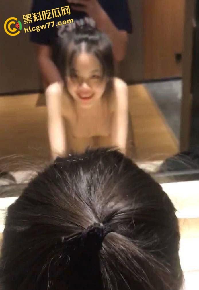 真实情侣酒店偷拍，要求女友穿上黑白双袜情趣短裙才操逼，花样挺多呀  第10张