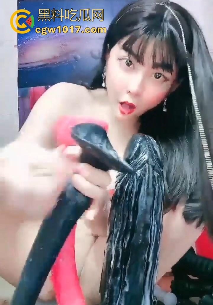 独爱巨物！骚逼主播挑战大尺寸假阳具，比手臂还粗，狠狠骑乘，插到口吐白沫反白眼，这逼是真能塞啊！  第7张