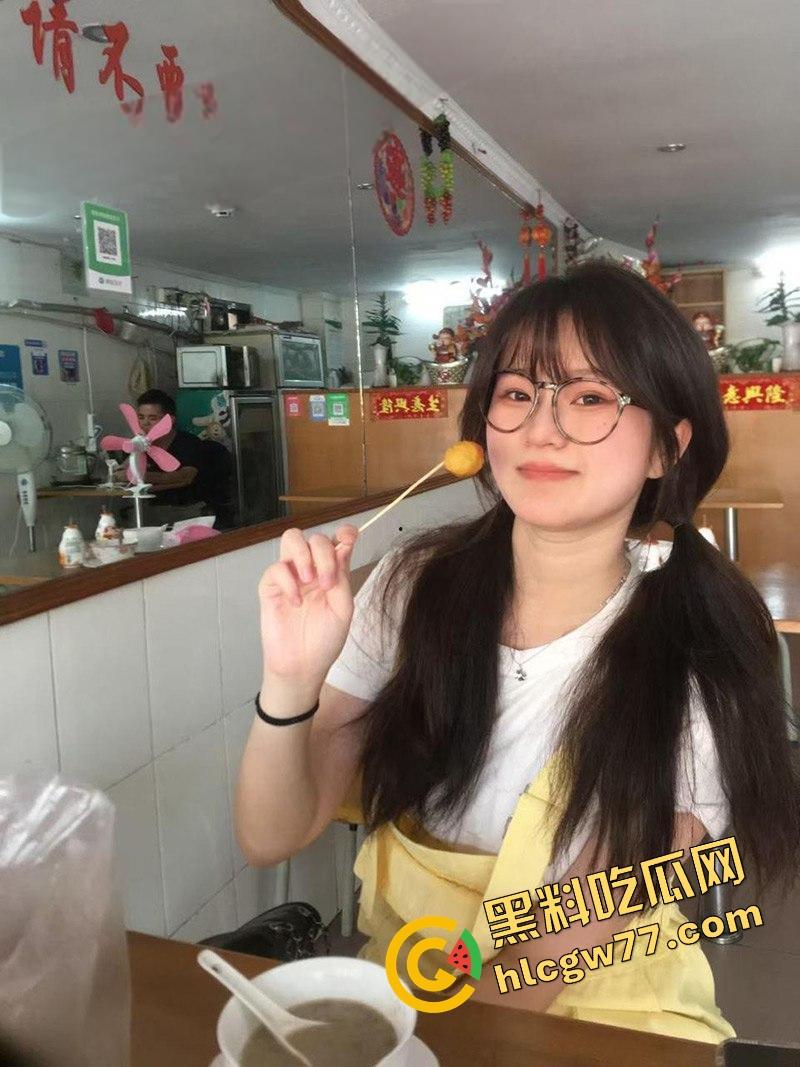 武汉文理学院【吴婧妍】外表清纯的眼镜妹 沦为金主爸爸的性爱玩物 主动发裸照勾引求操 十分的反差！  第4张