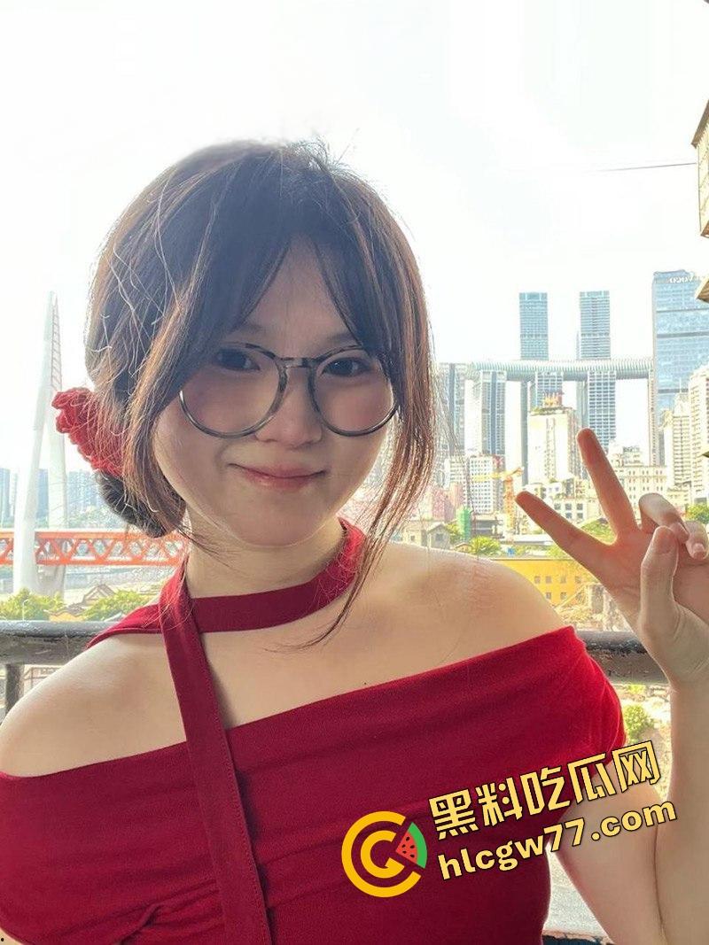 武汉文理学院【吴婧妍】外表清纯的眼镜妹 沦为金主爸爸的性爱玩物 主动发裸照勾引求操 十分的反差！  第5张