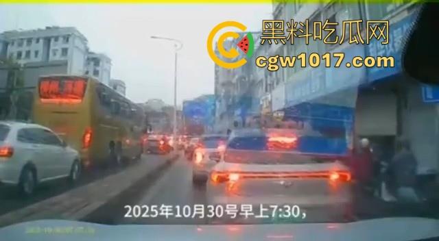 广西柳州市红光大桥发生一起公交车失控事故,多辆车被撞后车体受损,两轮电车驾驶员轻微受伤。 第1张 广西柳州市红光大桥发生一起公交车失控事故,多辆车被撞后车体受损,两轮电车驾驶员轻微受伤。 第1张