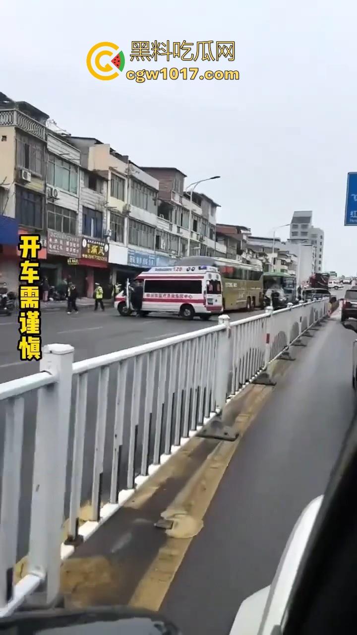 广西柳州市红光大桥发生一起公交车失控事故,多辆车被撞后车体受损,两轮电车驾驶员轻微受伤。 第2张 广西柳州市红光大桥发生一起公交车失控事故,多辆车被撞后车体受损,两轮电车驾驶员轻微受伤。 第2张