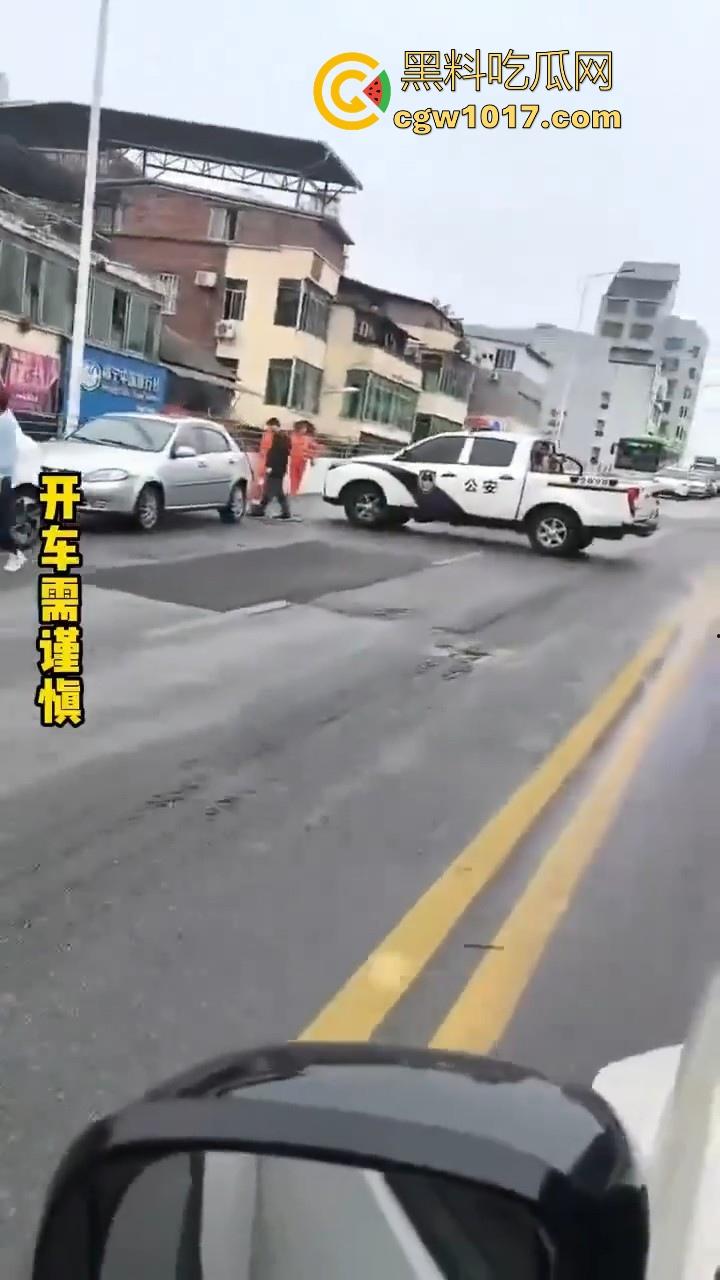 广西柳州市红光大桥发生一起公交车失控事故,多辆车被撞后车体受损,两轮电车驾驶员轻微受伤。 第3张 广西柳州市红光大桥发生一起公交车失控事故,多辆车被撞后车体受损,两轮电车驾驶员轻微受伤。 第3张