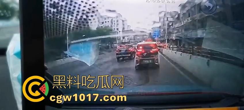 广西柳州市红光大桥发生一起公交车失控事故,多辆车被撞后车体受损,两轮电车驾驶员轻微受伤。 第4张 广西柳州市红光大桥发生一起公交车失控事故,多辆车被撞后车体受损,两轮电车驾驶员轻微受伤。 第4张