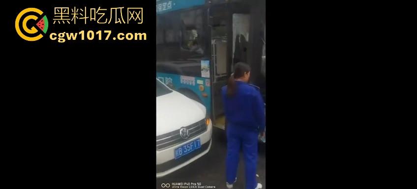 广西柳州市红光大桥发生一起公交车失控事故,多辆车被撞后车体受损,两轮电车驾驶员轻微受伤。 第5张 广西柳州市红光大桥发生一起公交车失控事故,多辆车被撞后车体受损,两轮电车驾驶员轻微受伤。 第5张