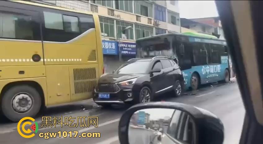 广西柳州市红光大桥发生一起公交车失控事故,多辆车被撞后车体受损,两轮电车驾驶员轻微受伤。 第6张 广西柳州市红光大桥发生一起公交车失控事故,多辆车被撞后车体受损,两轮电车驾驶员轻微受伤。 第6张