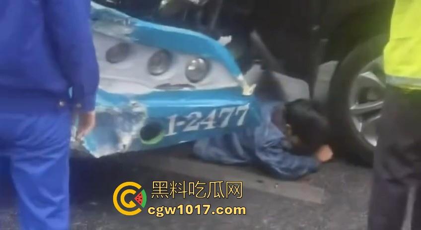 广西柳州市红光大桥发生一起公交车失控事故,多辆车被撞后车体受损,两轮电车驾驶员轻微受伤。 第7张 广西柳州市红光大桥发生一起公交车失控事故,多辆车被撞后车体受损,两轮电车驾驶员轻微受伤。 第7张