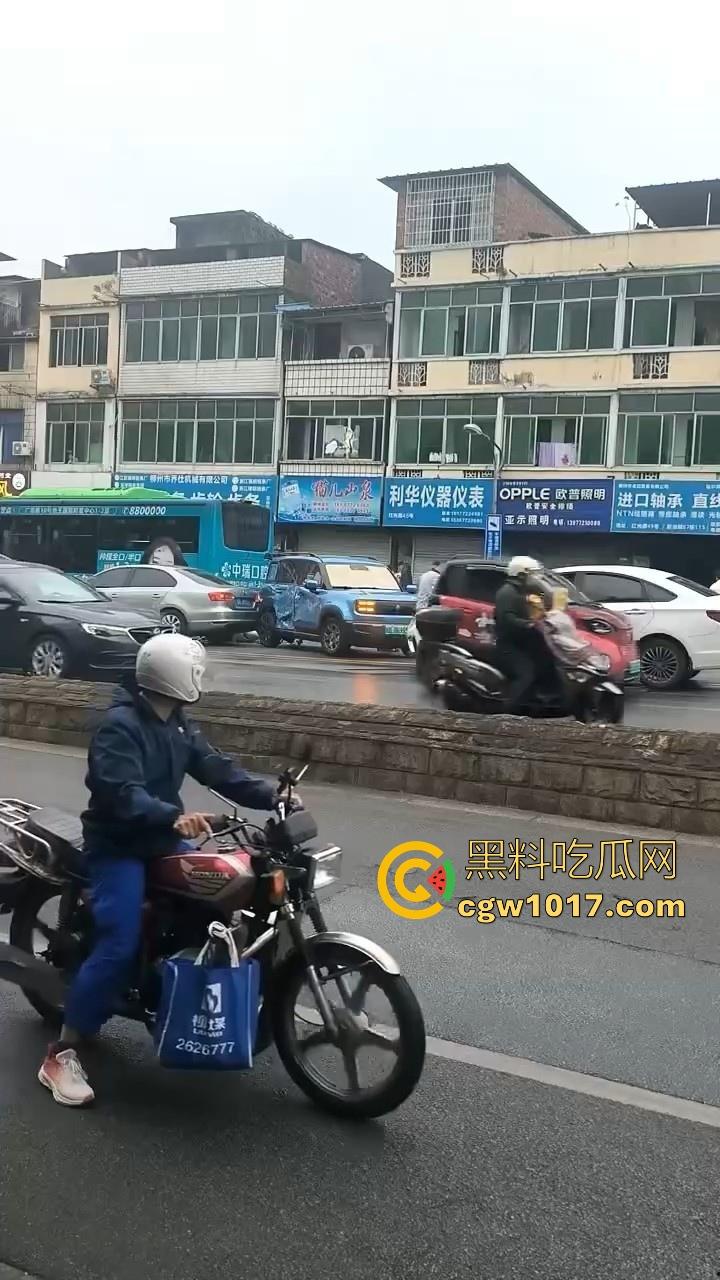 广西柳州市红光大桥发生一起公交车失控事故,多辆车被撞后车体受损,两轮电车驾驶员轻微受伤。 第8张 广西柳州市红光大桥发生一起公交车失控事故,多辆车被撞后车体受损,两轮电车驾驶员轻微受伤。 第8张