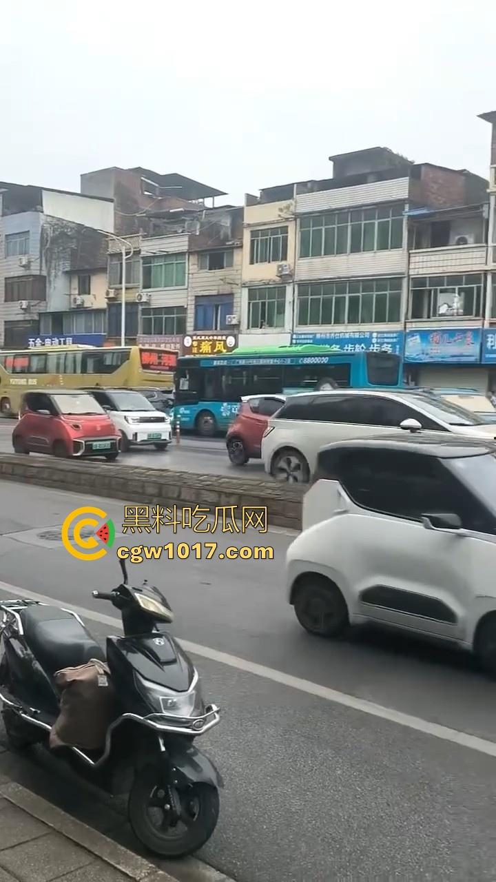 广西柳州市红光大桥发生一起公交车失控事故,多辆车被撞后车体受损,两轮电车驾驶员轻微受伤。 第9张 广西柳州市红光大桥发生一起公交车失控事故,多辆车被撞后车体受损,两轮电车驾驶员轻微受伤。 第9张