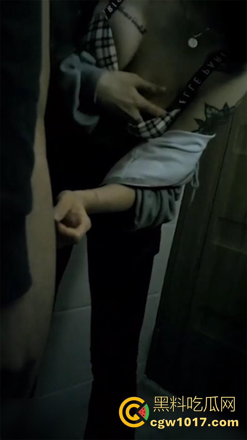 有事秘书干没事干秘书，大型公司偷情现场，性感秘书袒胸露乳，在厕所帮老板口交打飞机 ，结果被偷录视频还曝光！  第3张