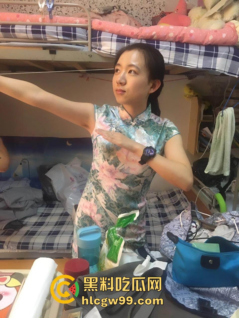 安大刚毕业骚女『周妙妙』剃逼毛当白虎被男友狂舔逼还打王者,这边舔着那边玩着! 第5张 安大刚毕业骚女『周妙妙』剃逼毛当白虎被男友狂舔逼还打王者,这边舔着那边玩着! 第5张