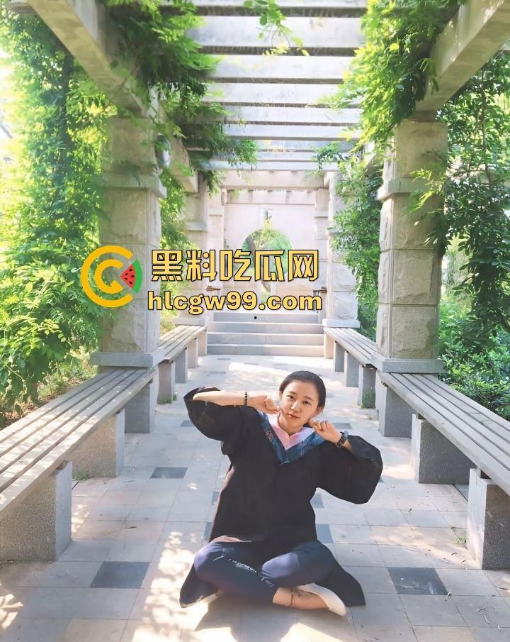 安大刚毕业骚女『周妙妙』剃逼毛当白虎被男友狂舔逼还打王者,这边舔着那边玩着! 第6张 安大刚毕业骚女『周妙妙』剃逼毛当白虎被男友狂舔逼还打王者,这边舔着那边玩着! 第6张