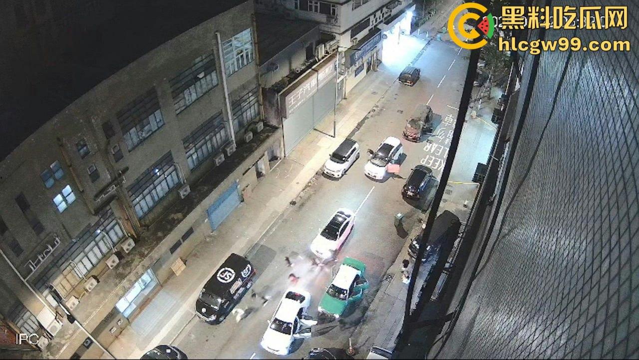 现实黑社会香港选坐馆前的争斗，【胜和】骨干被【新义安】众刀手驾车包抄，乱刀追砍搏杀至死  第2张