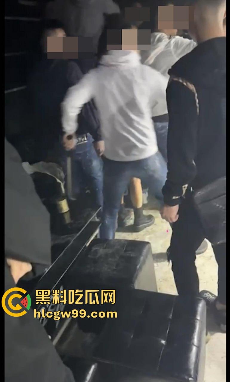 现实黑社会香港选坐馆前的争斗，【胜和】骨干被【新义安】众刀手驾车包抄，乱刀追砍搏杀至死  第3张