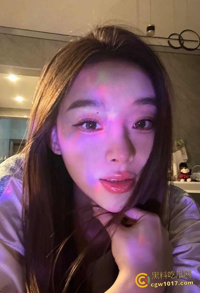 广州性感拜金女【张亦扬】，与金主楼梯野战，拍各种露脸口交，房间里堆满淫装阳具，疯狂捞金毫无底线！  第1张