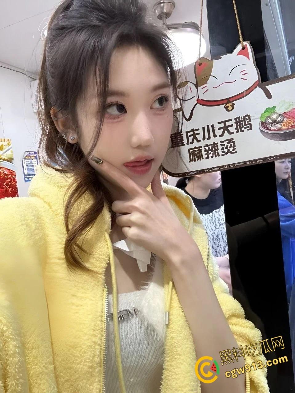 重庆大学高颜值学妹【徐紫茵】,平时看着生人勿进的样子,私下和男友自拍做爱,口爆吞精还害羞挡脸! 第2张 重庆大学高颜值学妹【徐紫茵】,平时看着生人勿进的样子,私下和男友自拍做爱,口爆吞精还害羞挡脸! 第2张