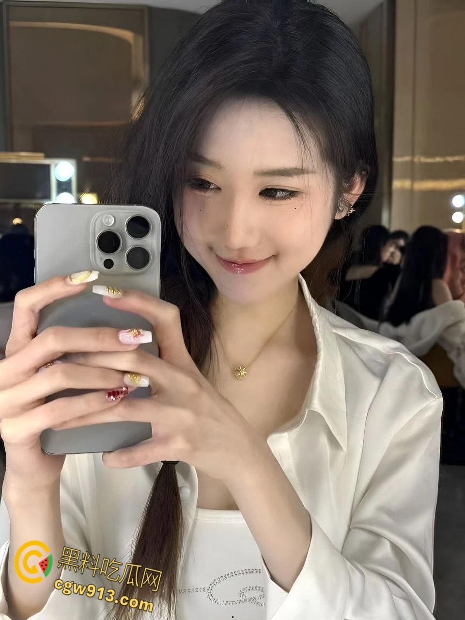 重庆大学高颜值学妹【徐紫茵】,平时看着生人勿进的样子,私下和男友自拍做爱,口爆吞精还害羞挡脸! 第3张 重庆大学高颜值学妹【徐紫茵】,平时看着生人勿进的样子,私下和男友自拍做爱,口爆吞精还害羞挡脸! 第3张