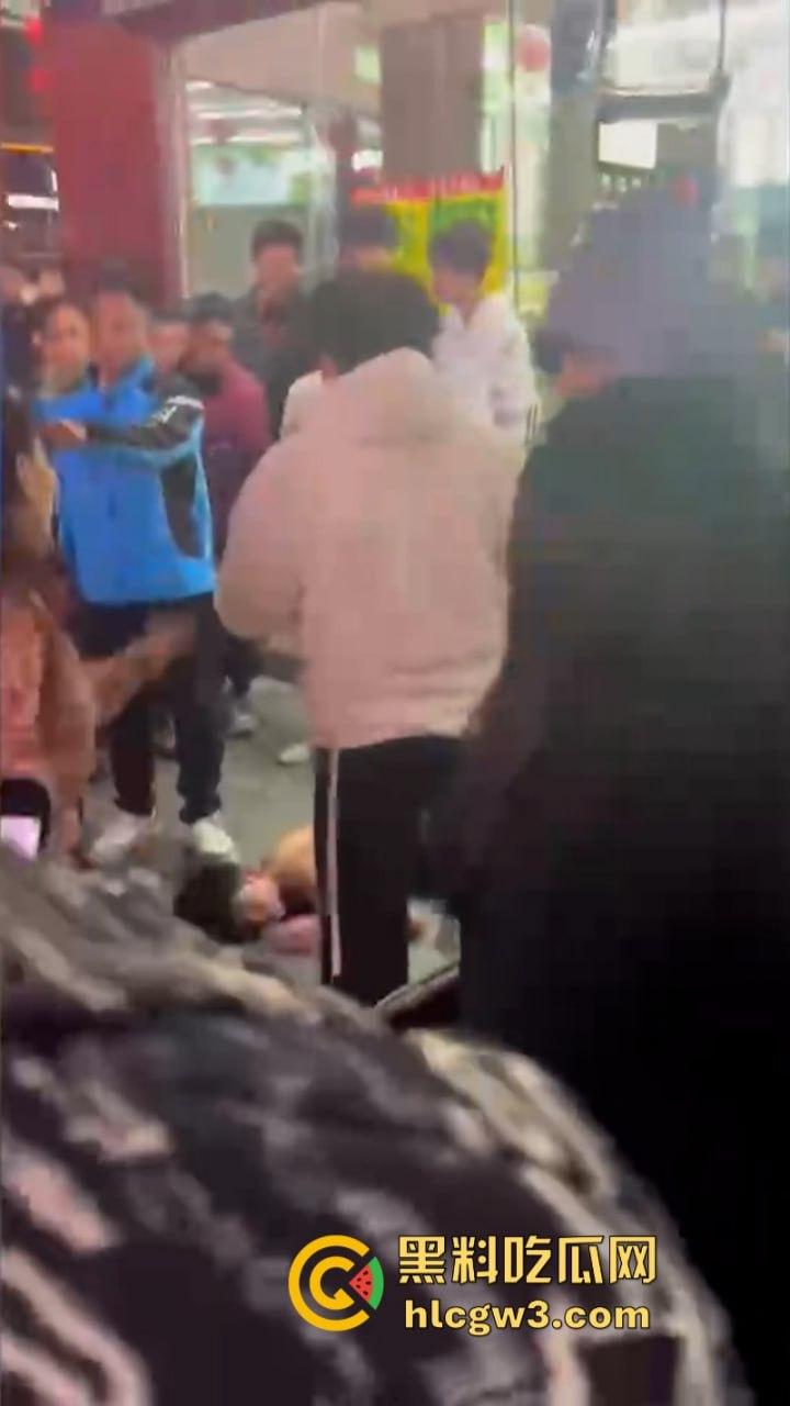 潮汕花臂精神小伙 为赚快钱偷东西被抓  摁倒地上一顿揍 第2张